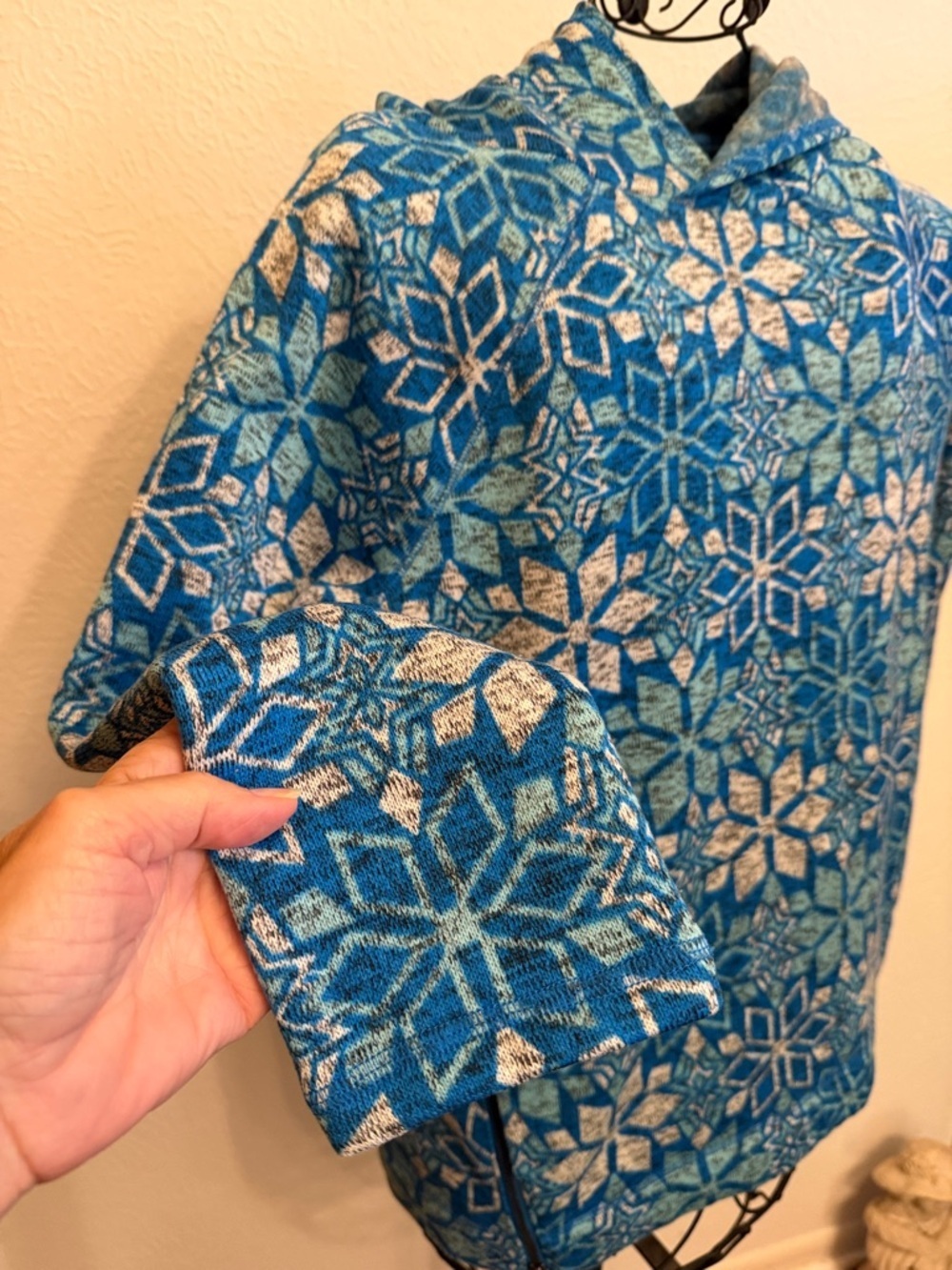 ❄️❄️❄️BOGOHO❄️❄️❄️Talbots Blue Snowflake Pattern Pullover Hoodie-Large - Picture 4 of 12